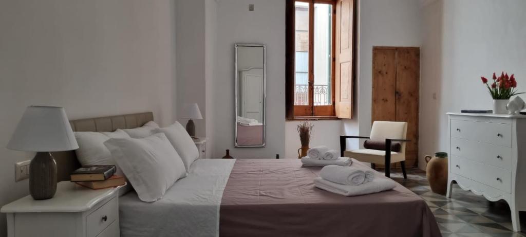 sypialnia z łóżkiem z ręcznikami w obiekcie Palazzo Donna Chicchi w mieście Galatone