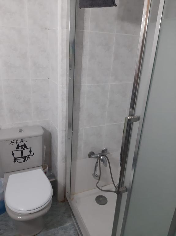 habitación pequeña en piso compartido con 2 adultos y 1 ...