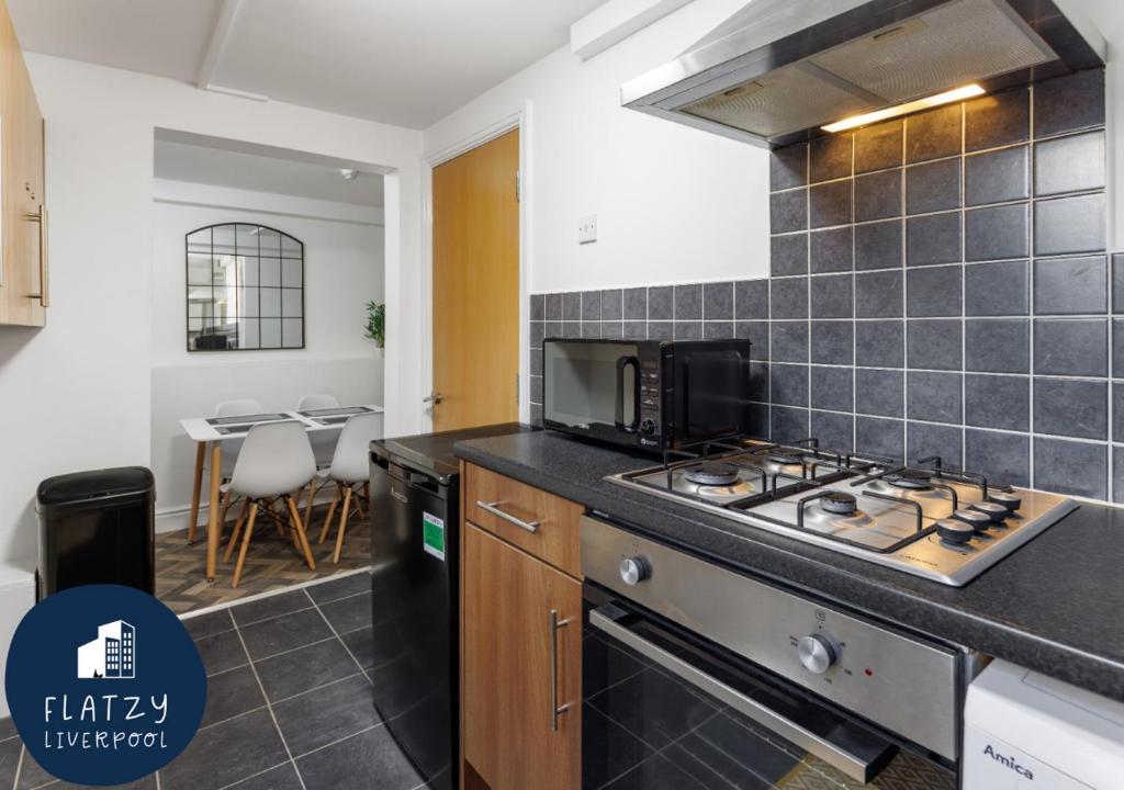 FLATZY - Modern Apartment Close to Football Stadiums - One-Bedroom Apartment
