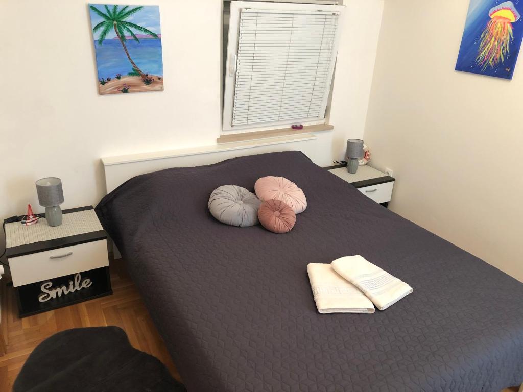 Tempat tidur dalam kamar di Apartman Dani - Sutivan