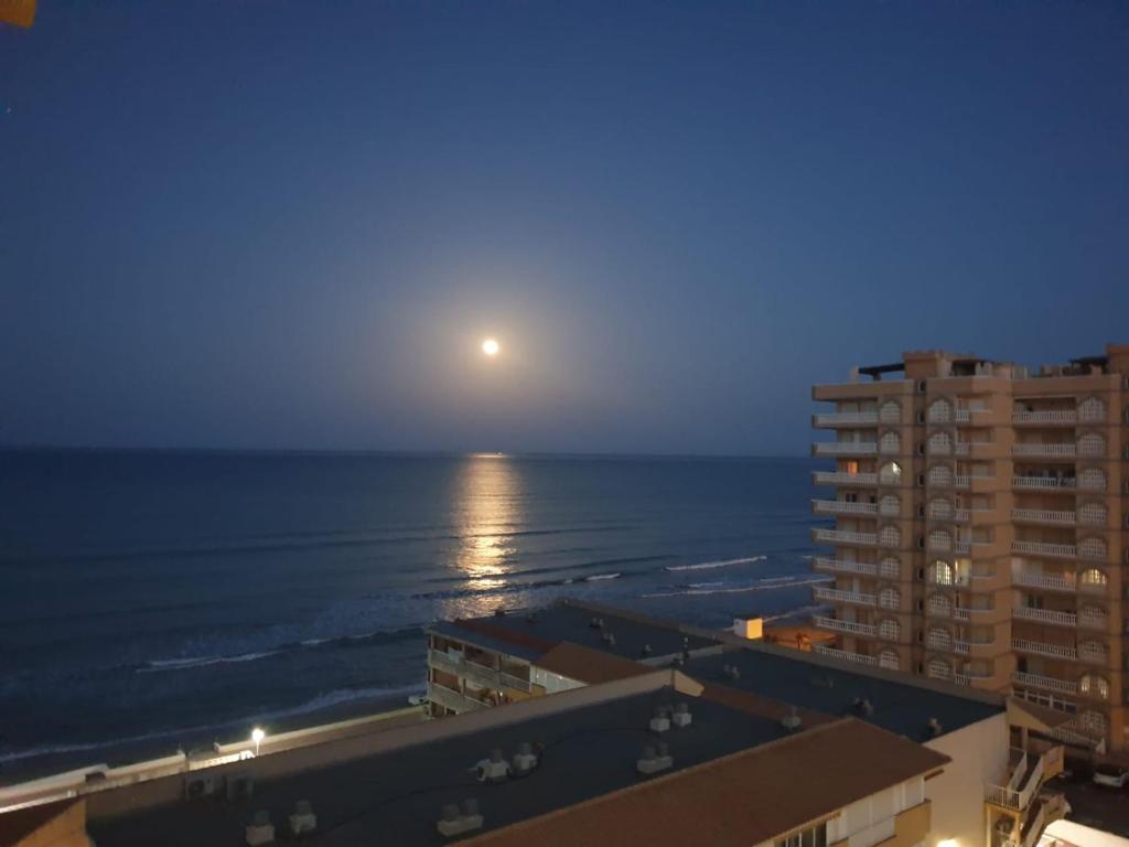 luna llena sobre el océano por la noche en House La Manga Beach, en San Javier