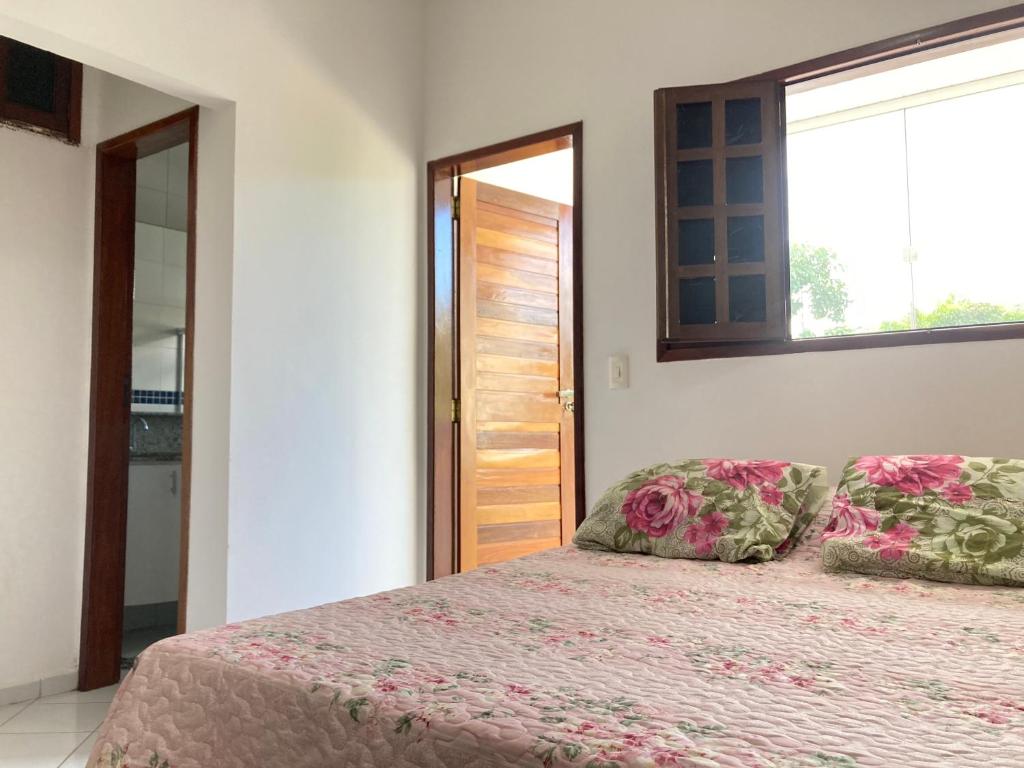 a bedroom with a bed and a window at Villa Nevada Hostel in Bananeiras