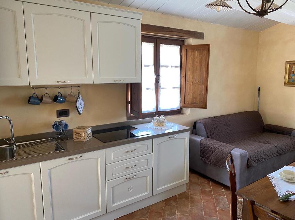 Kuchyňa alebo kuchynka v ubytovaní Agriturismo Caiferri con spa