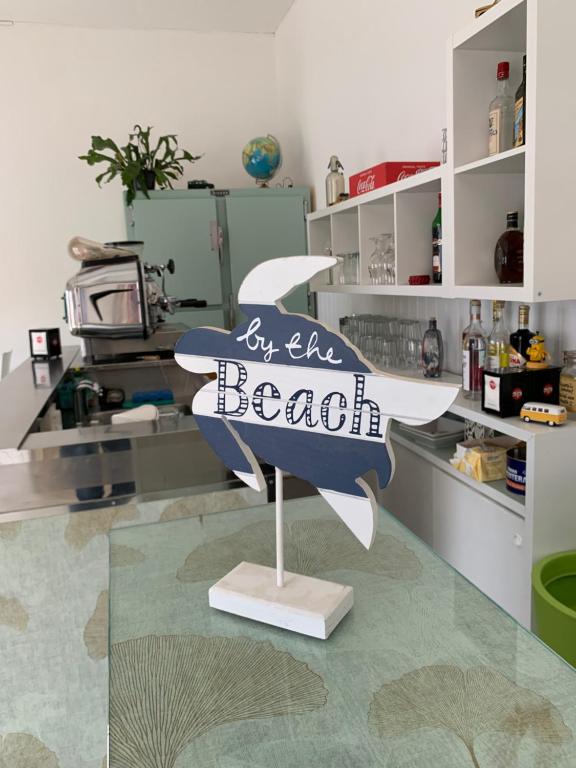 un cartello che legge vicino alla spiaggia in cucina di Hotel Lucerna a Cesenatico