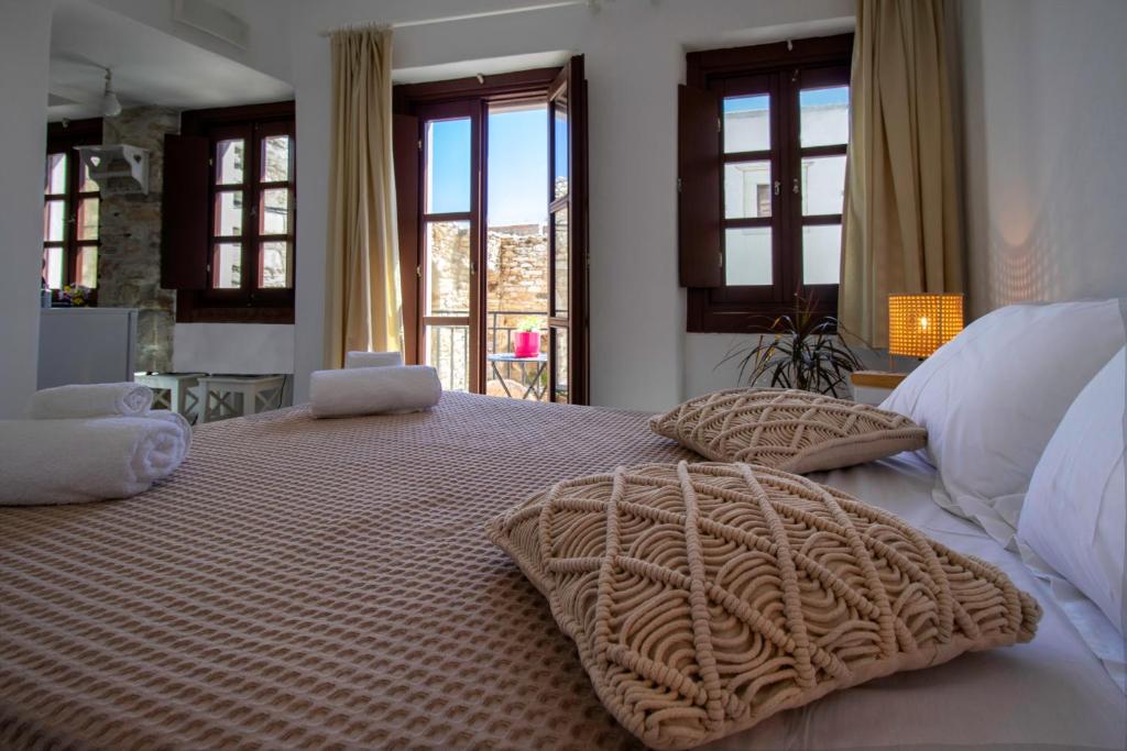 A bed or beds in a room at Platsa's House