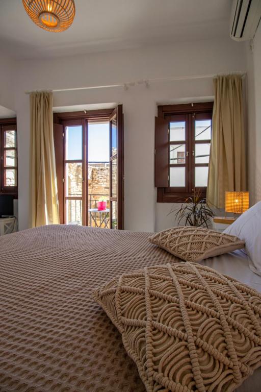 A bed or beds in a room at Platsa's House