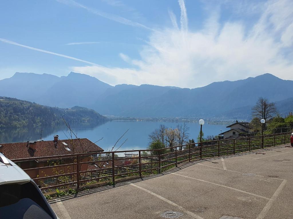 a view of a lake from a parking lot at Martin House in Pergine Valsugana