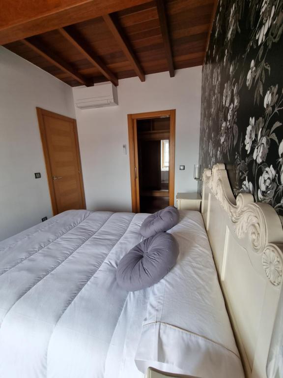 Una cama con una almohada en el costado. en Apartamentos Turísticos Betanzos en Betanzos