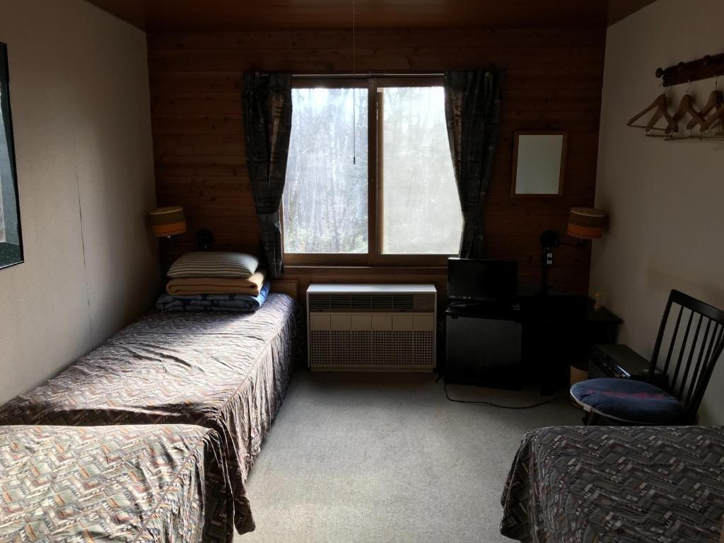 a bedroom with two beds and a window at New Togakushi Sea Hail - Vacation STAY 47754v in Nagano