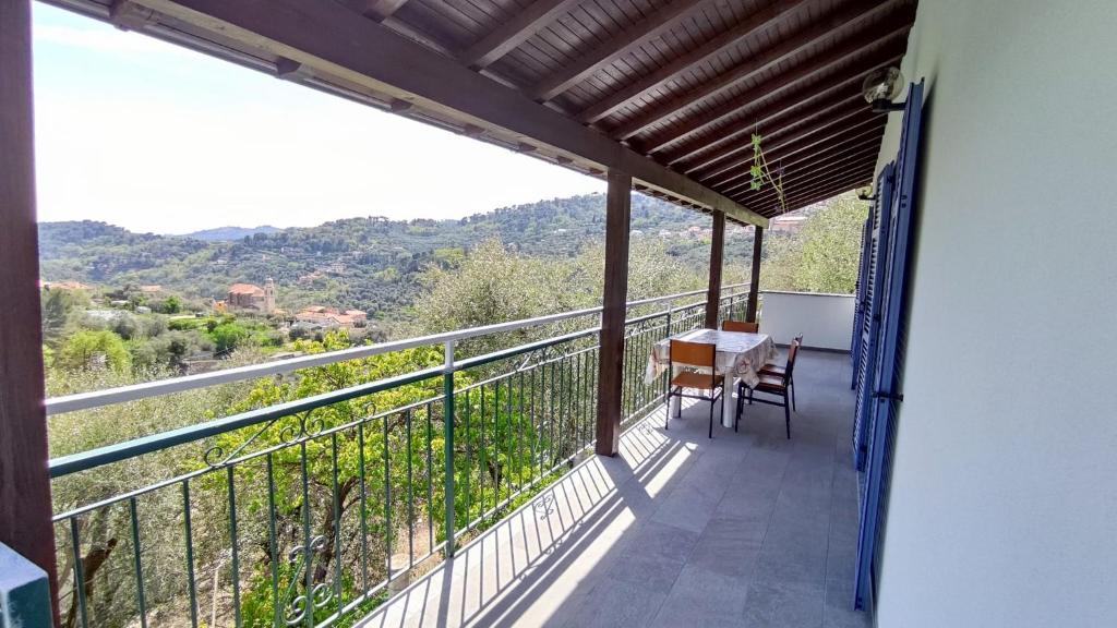 - un balcon d'une maison avec une table et des chaises dans l'établissement Uliveto, à Diano San Pietro