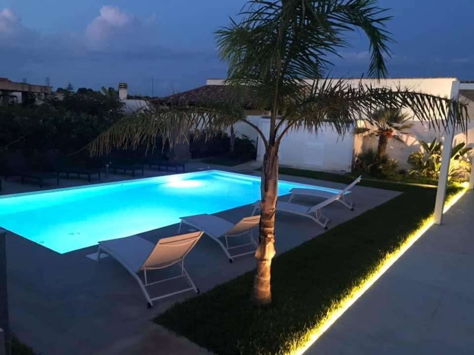 Basen w obiekcie Villa White Luxury Residence lub w pobliżu