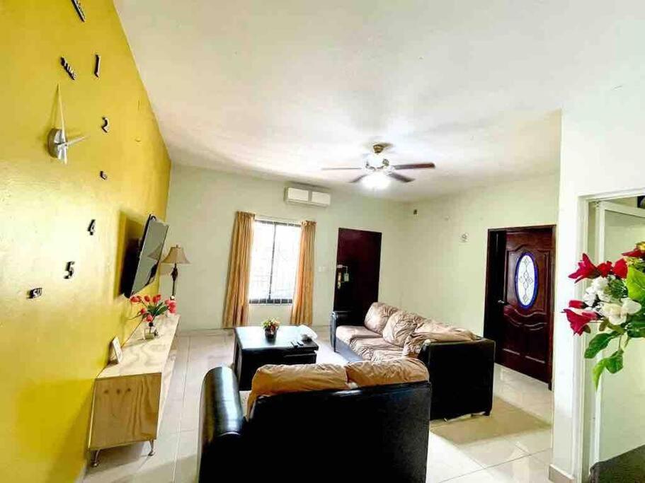 a living room with a couch and a tv at BELLAVISTA HOUSE /Increíble sala in Campeche