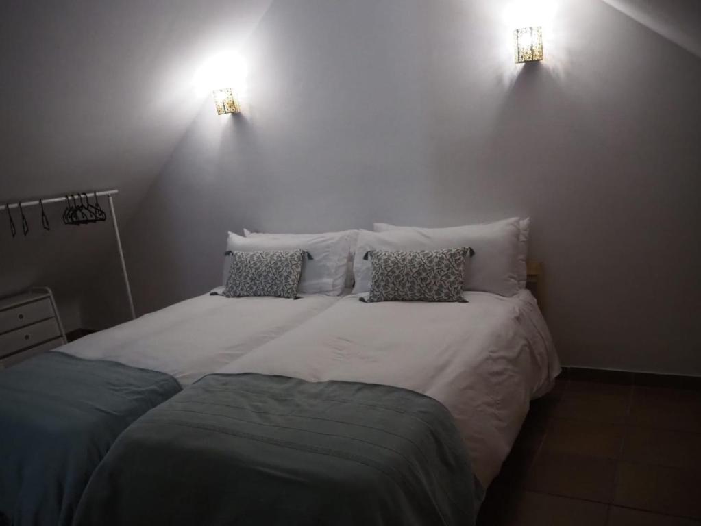 Postel nebo postele na pokoji v ubytování Sendero de la Subbetica - Apartamentos Turisticos en Zuheros - Holiday Home