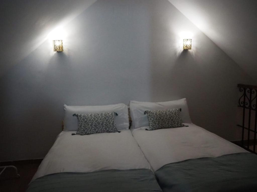 Postel nebo postele na pokoji v ubytování Sendero de la Subbetica - Apartamentos Turisticos en Zuheros - Holiday Home