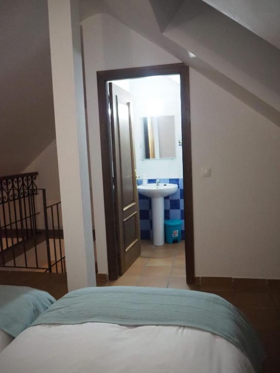 Postel nebo postele na pokoji v ubytování Sendero de la Subbetica - Apartamentos Turisticos en Zuheros - Holiday Home