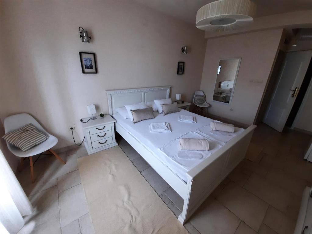 Postel nebo postele na pokoji v ubytování Apartments Jelena Skver