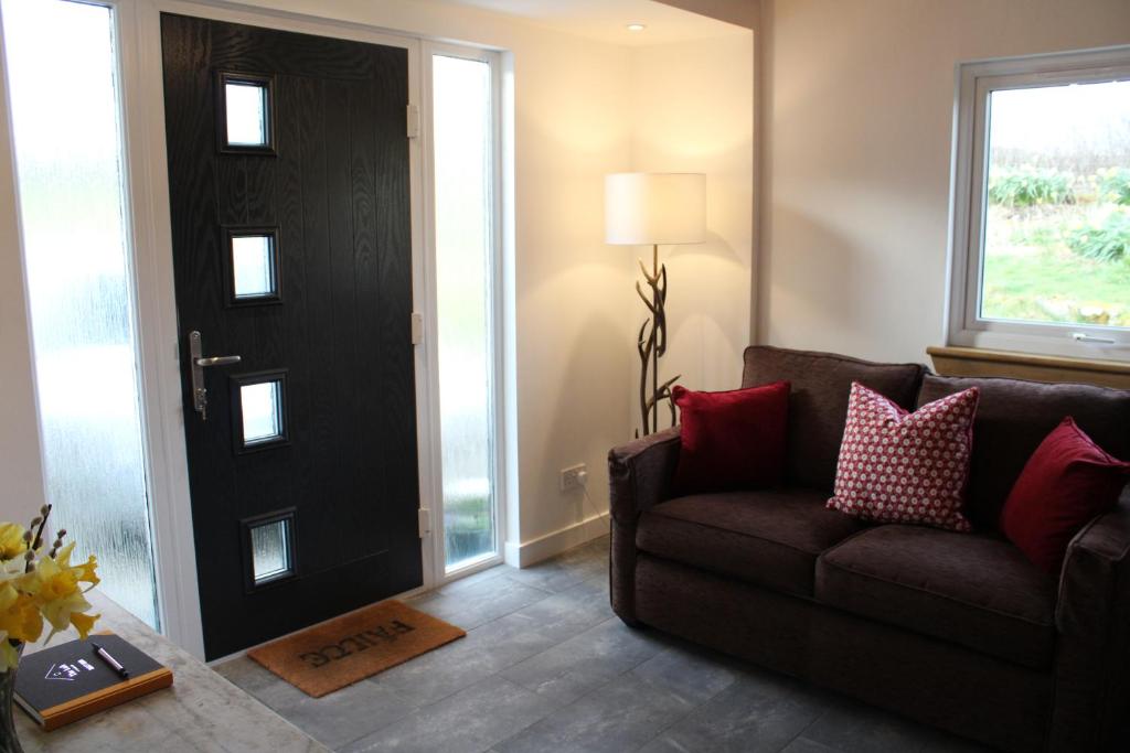 Posezení v ubytování The Loft at Strathardle - Lochside Apartment, Isle of Skye