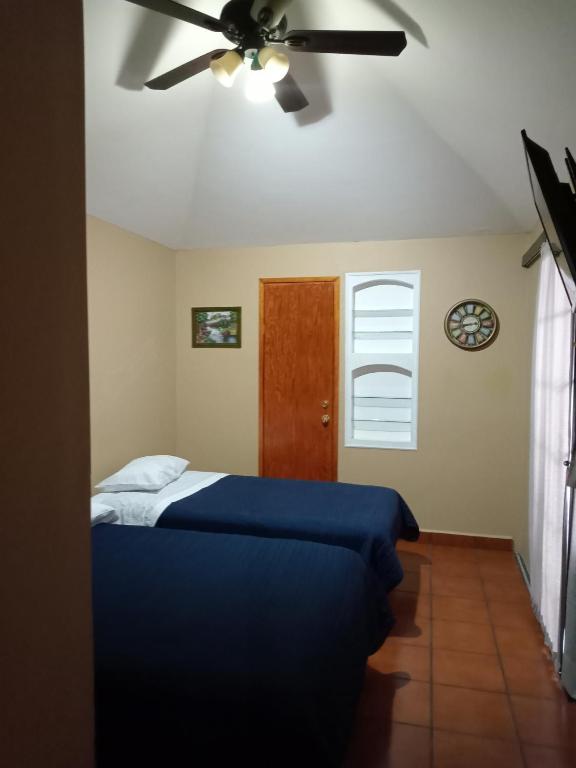1 dormitorio con 1 cama y ventilador de techo en ROMA NORTE - POLANCO 4 kilometros Ciudad de Mexico, en Ciudad de México