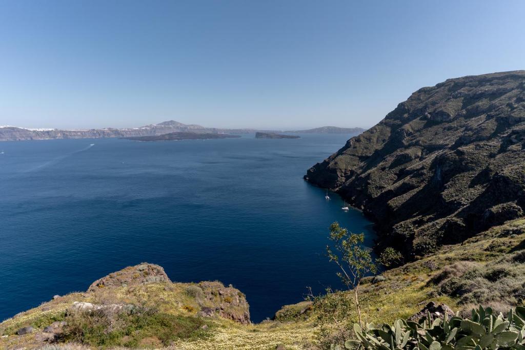 widok na duży zbiornik wody z klifu w obiekcie Evanthia Best View Thirassia Island Hotel w mieście Thirasia