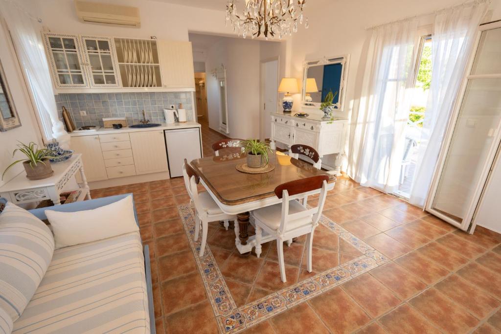 Kuchyň nebo kuchyňský kout v ubytování Kaiya Villas