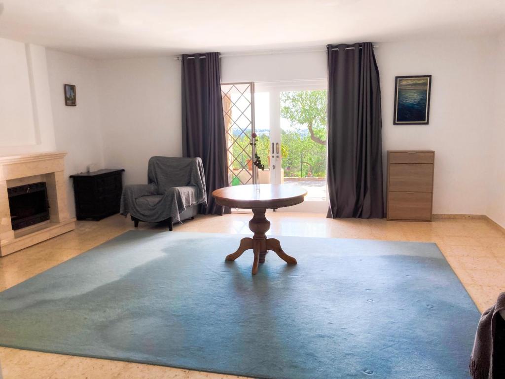 Televízia a/alebo spoločenská miestnosť v ubytovaní Chalet Cucarres