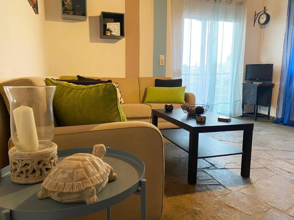 ein Wohnzimmer mit einer Schildkröte auf einer Couch in der Unterkunft Seaside Villa in Nea Potidaea