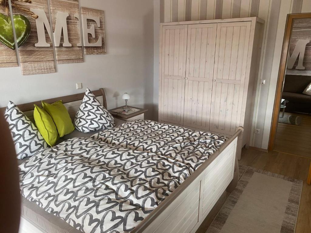 Postel nebo postele na pokoji v ubytování Ferienwohnung „Thea“