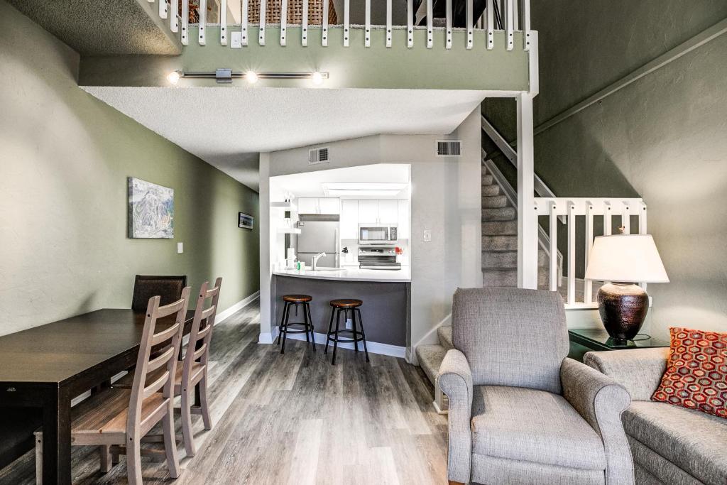 Posezení v ubytování Mountainside Trailview Condo: Cozy Frisco Retreat