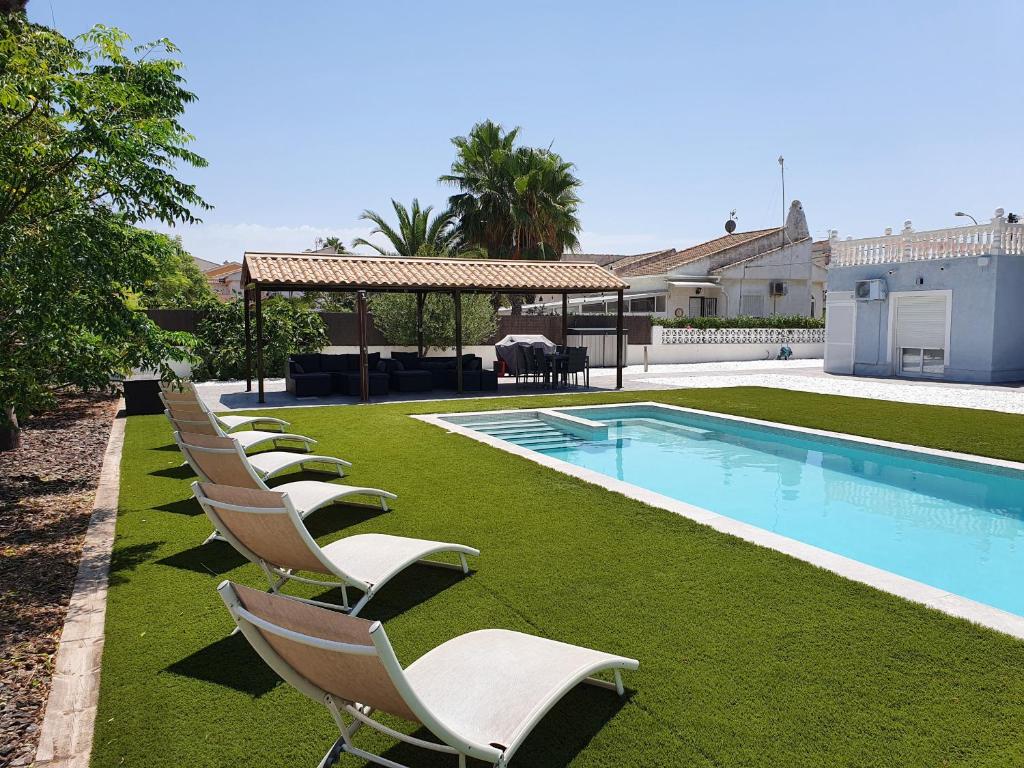 szereg leżaków przy basenie w obiekcie Paraiso w mieście Torrevieja