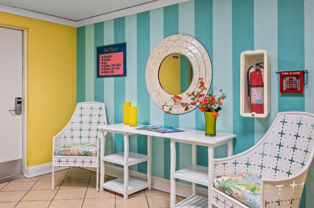 Posezení v ubytování Cayman Suites Hotel