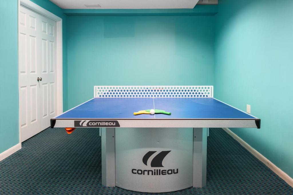 Stolní tenis v ubytování Cayman Suites Hotel nebo okolí