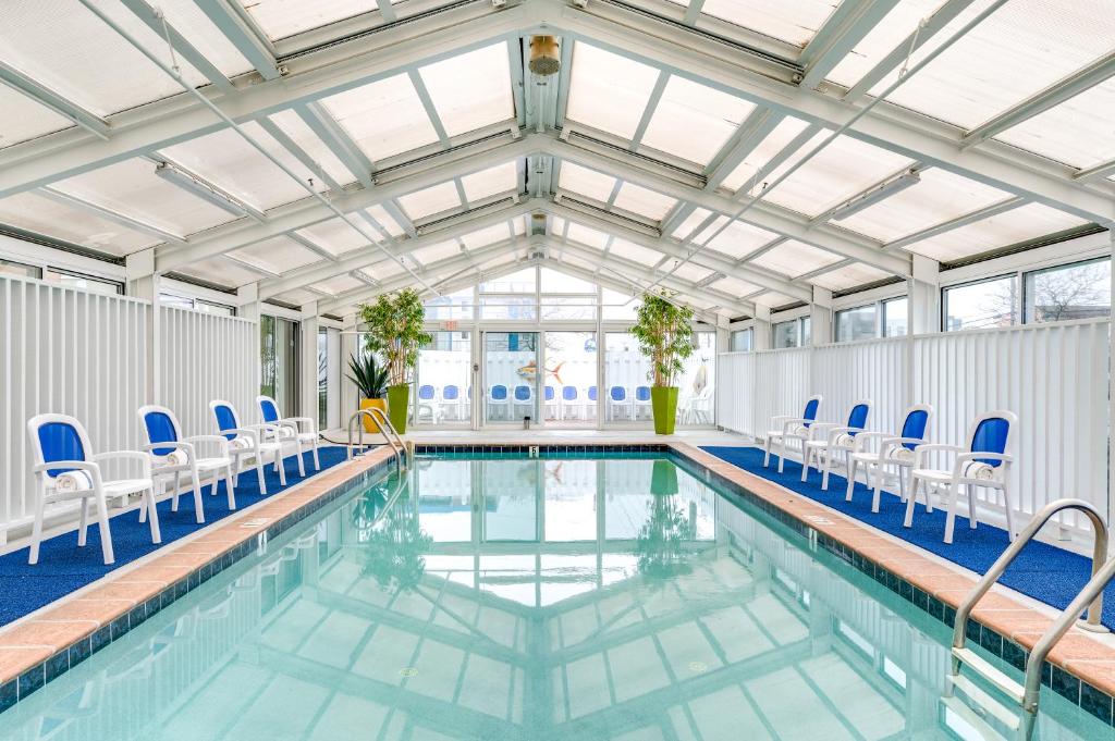 Bazén v ubytování Cayman Suites Hotel nebo v jeho okolí