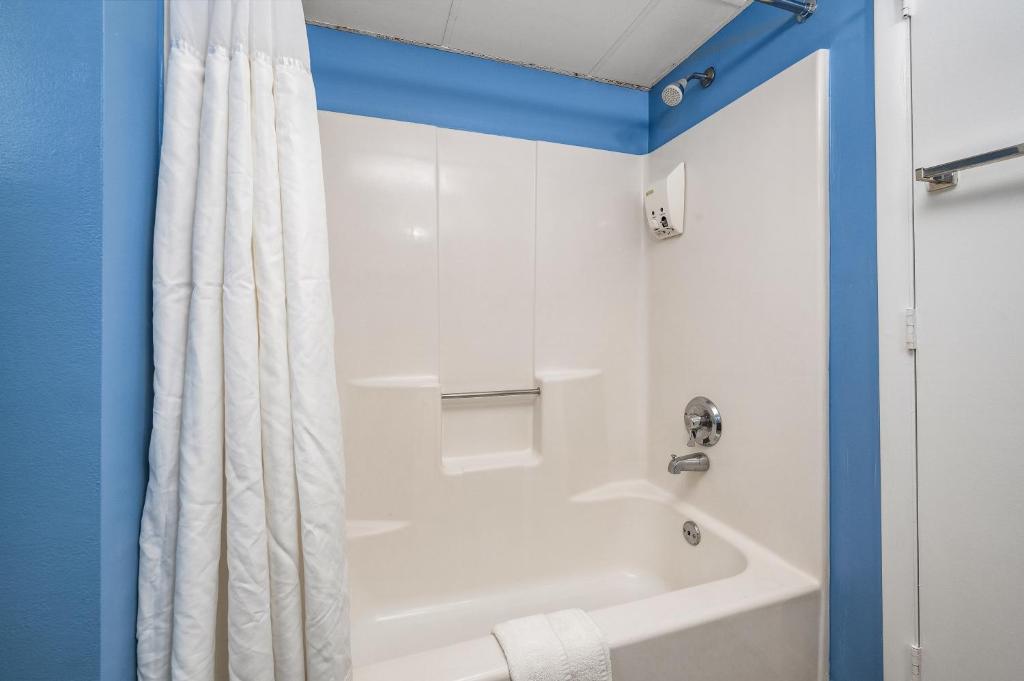 Koupelna v ubytování Cayman Suites Hotel