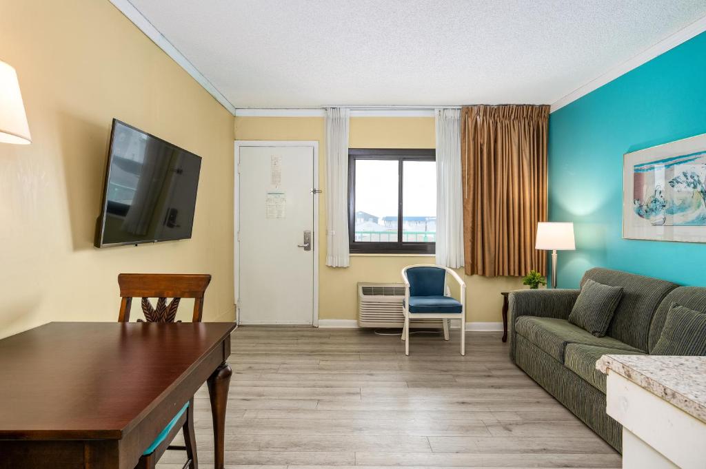 TV a/nebo společenská místnost v ubytování Cayman Suites Hotel