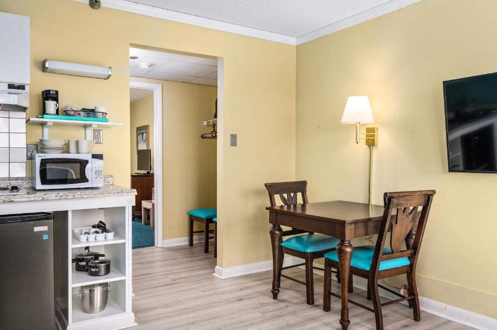 Kuchyň nebo kuchyňský kout v ubytování Cayman Suites Hotel