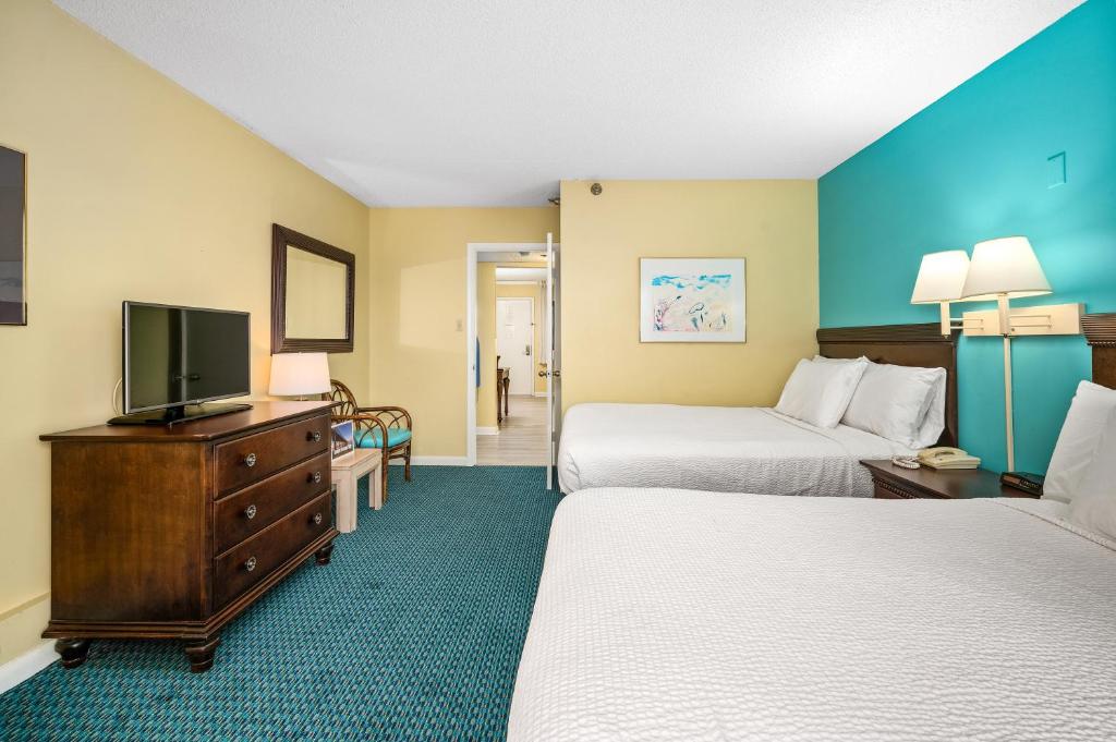 Postel nebo postele na pokoji v ubytování Cayman Suites Hotel
