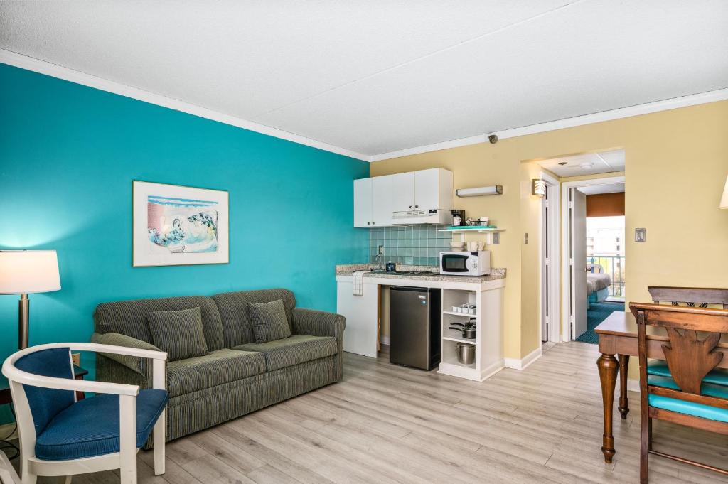 Kuchyň nebo kuchyňský kout v ubytování Cayman Suites Hotel