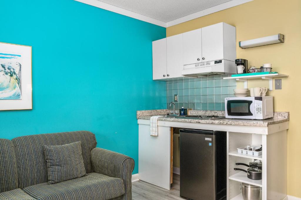 Kuchyň nebo kuchyňský kout v ubytování Cayman Suites Hotel