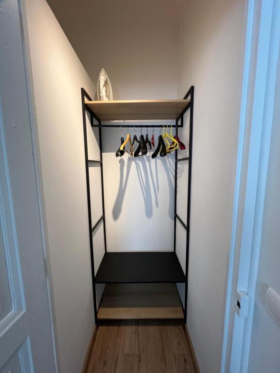 a shelf with pairs of shoes in a closet at Charmant studio alle porte di Monte-Carlo in Beausoleil