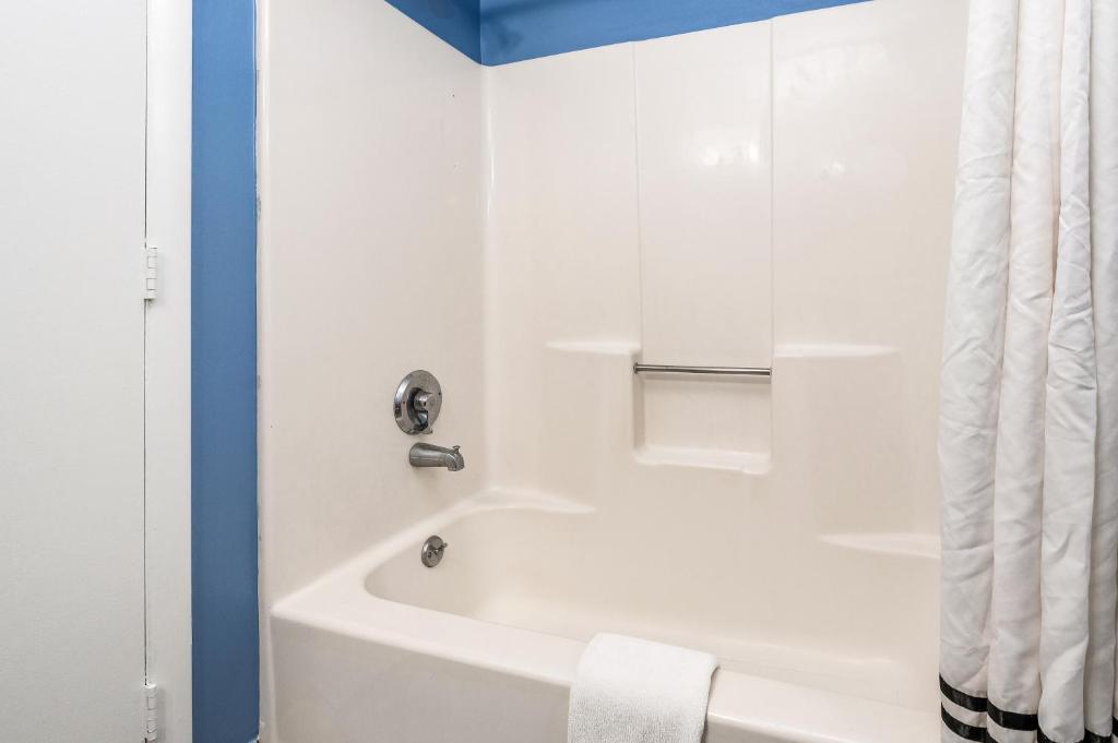 Koupelna v ubytování Cayman Suites Hotel