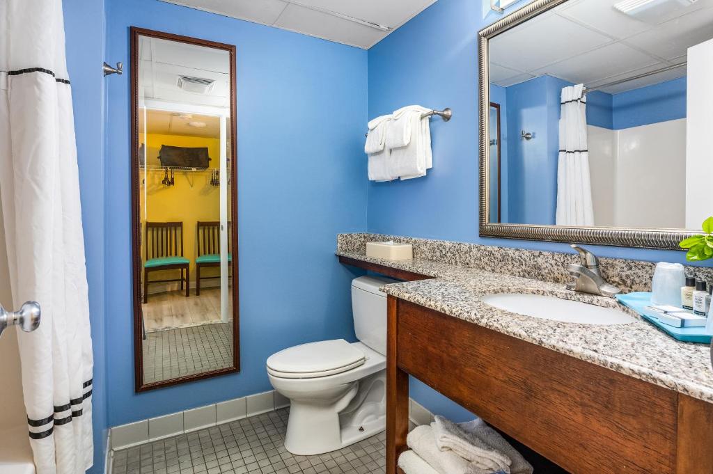 Koupelna v ubytování Cayman Suites Hotel