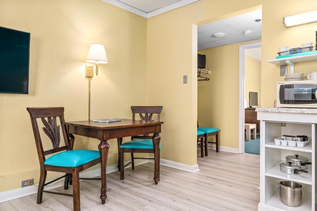 Kuchyň nebo kuchyňský kout v ubytování Cayman Suites Hotel