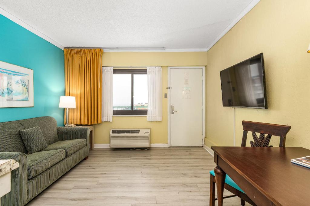 TV a/nebo společenská místnost v ubytování Cayman Suites Hotel
