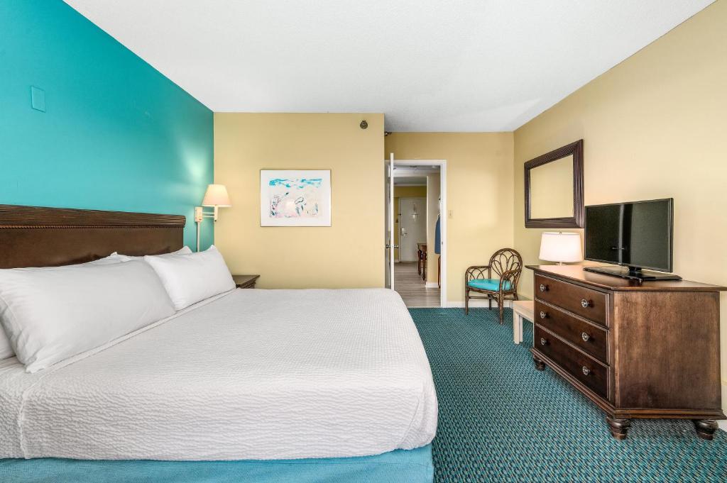 Postel nebo postele na pokoji v ubytování Cayman Suites Hotel
