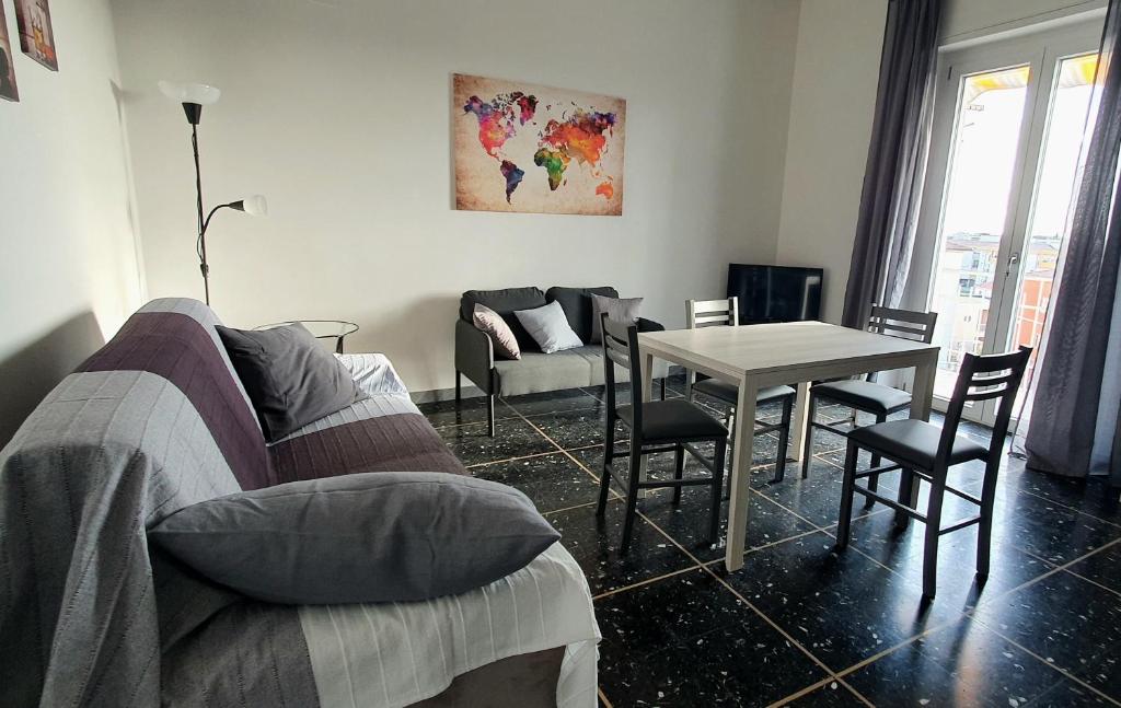 ein Wohnzimmer mit einem Sofa und einem Tisch in der Unterkunft Casa Lucky in Grosseto