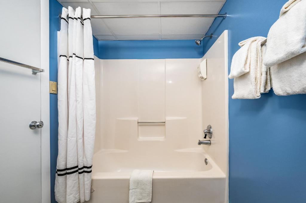 Koupelna v ubytování Cayman Suites Hotel