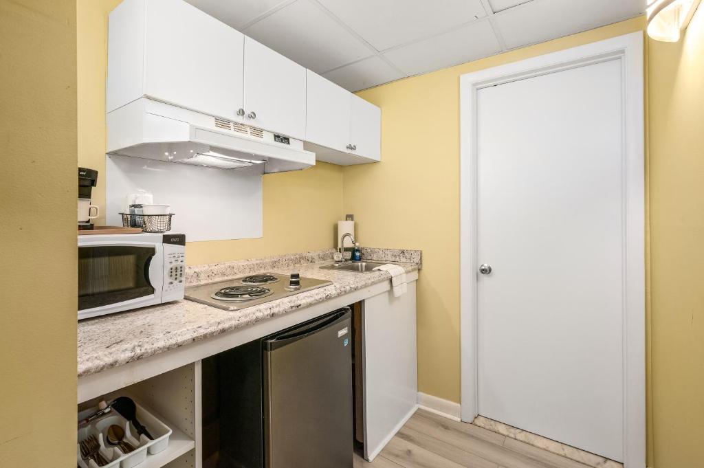 Kuchyň nebo kuchyňský kout v ubytování Cayman Suites Hotel