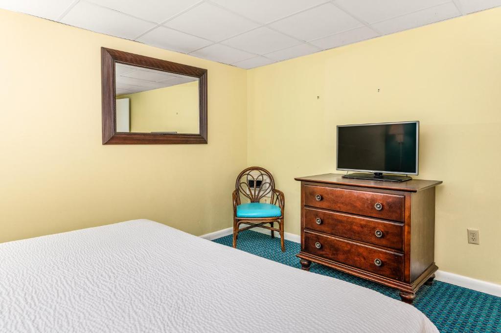 TV a/nebo společenská místnost v ubytování Cayman Suites Hotel