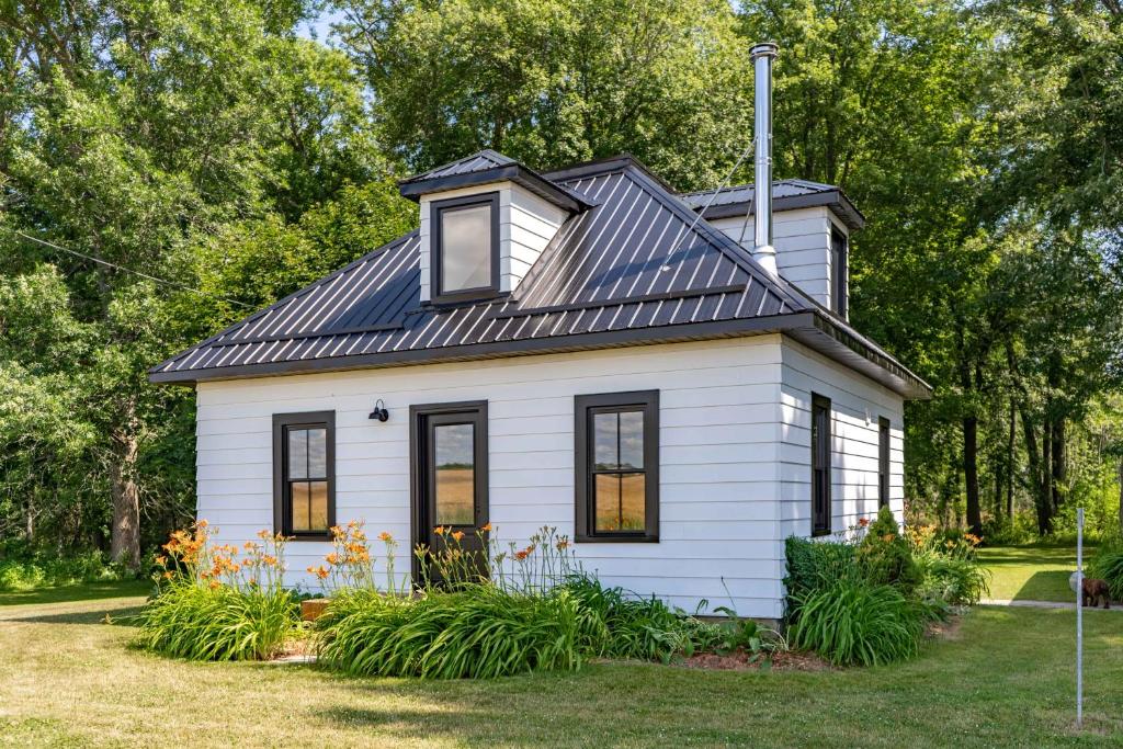 Casa blanca con ventanas negras y techo en Carsons Creek, en Hillier