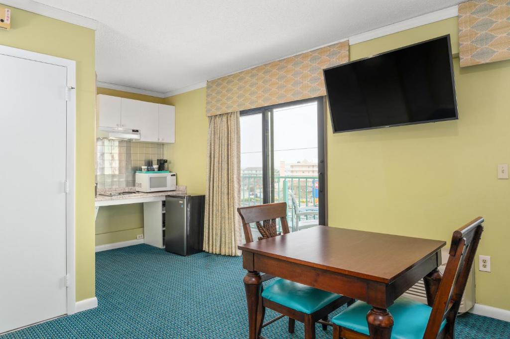 Kuchyň nebo kuchyňský kout v ubytování Cayman Suites Hotel